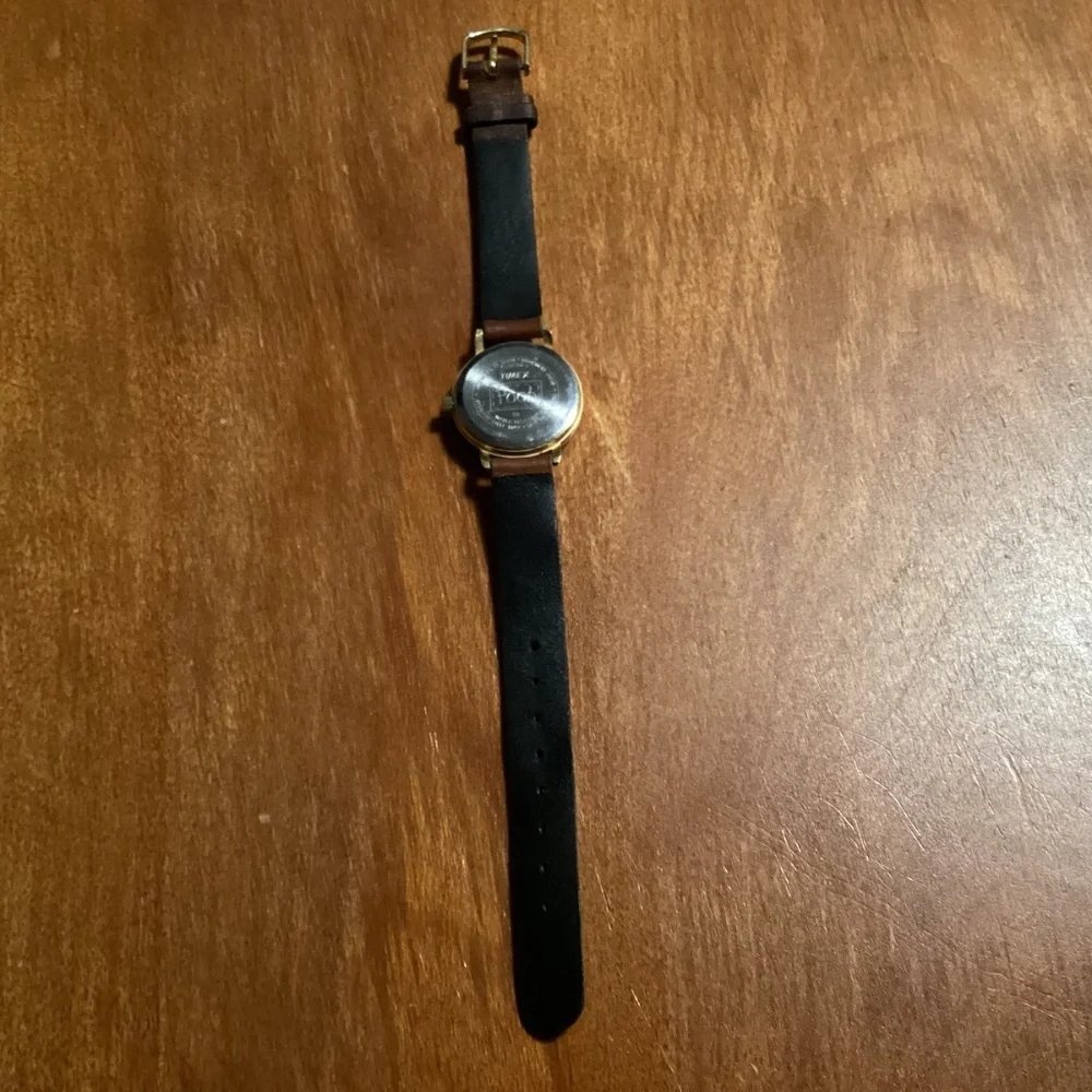 Vintage Timex Disney Winnie the Pooh Watch Brown Leather Band Bee Second Hand